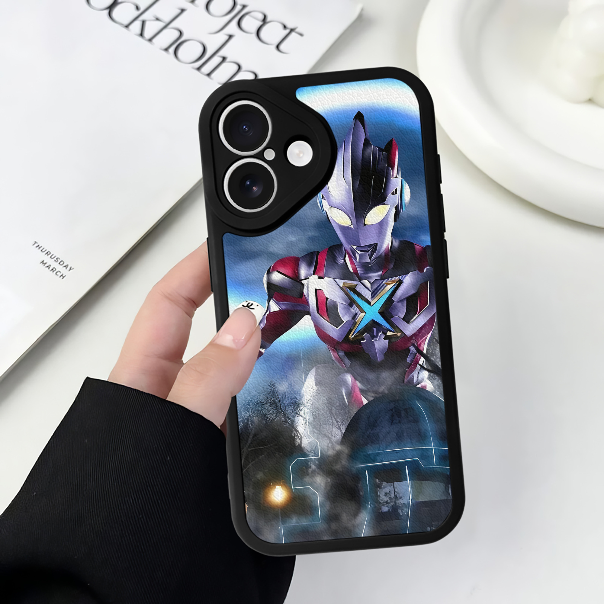（画像用） ウルトラマン Ultraman 【iPhone 16シリーズ対応】シリコンスマホケース（レザー調） 材質：シリコン
